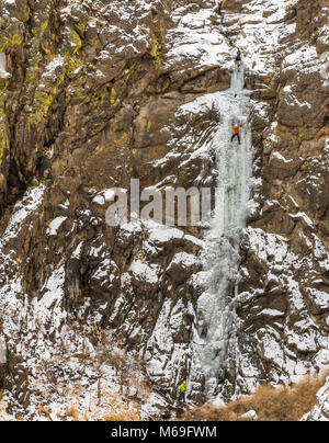 Shane Nelson salendo un percorso denominato Hidden Falls WI3 vicino Homedale Idaho Foto Stock