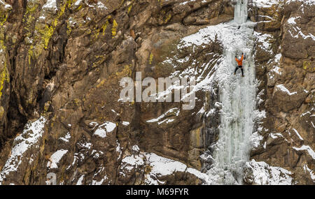 Shane Nelson salendo un percorso denominato Hidden Falls WI3 vicino Homedale Idaho Foto Stock
