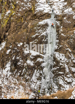 Shane Nelson salendo un percorso denominato Hidden Falls WI3 vicino Homedale Idaho Foto Stock