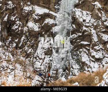 Elia Weber la scalata di un percorso denominato Hidden Falls WI3 vicino Homedale Idaho Foto Stock