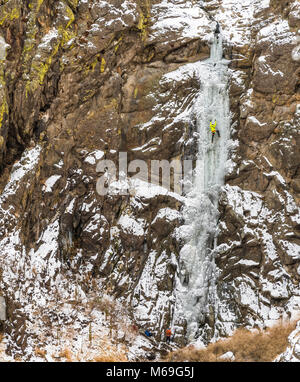 Elia Weber la scalata di un percorso denominato Hidden Falls WI3 vicino Homedale Idaho Foto Stock