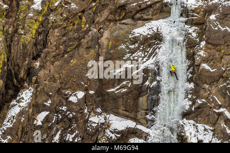 Elia Weber la scalata di un percorso denominato Hidden Falls WI3 vicino Homedale Idaho Foto Stock