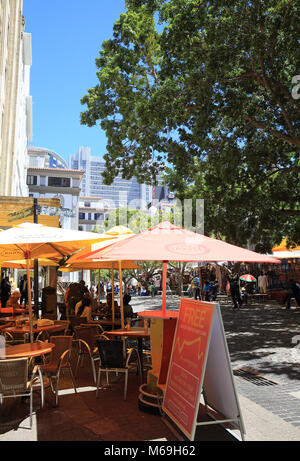 Caffè sulla vivace Greenmarket, una storica piazza con pavimentazione in ciottoli,, nel centro storico di Città del Capo in Sud Africa Foto Stock