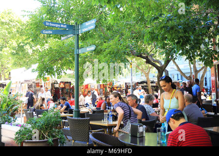 Caffè sulla vivace Greenmarket, una storica piazza con pavimentazione in ciottoli,, nel centro storico di Città del Capo in Sud Africa Foto Stock