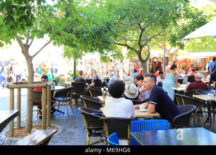 Caffè sulla vivace Greenmarket, una storica piazza con pavimentazione in ciottoli,, nel centro storico di Città del Capo in Sud Africa Foto Stock