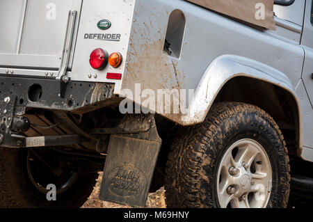 Land Rover Defender off road in condizioni fangose Foto Stock