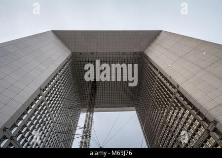 Parigi, Francia - 20 dicembre 2017: Grande Arche de la Defense (La Defense Grande Arco) presa dal basso. Trova a Parigi nel quartiere degli affari, è il Foto Stock