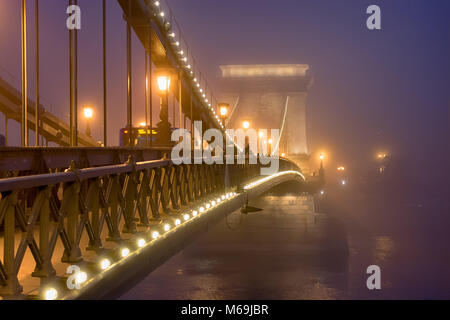 Budapest Chain Bridge di notte in una pesante velatura Foto Stock