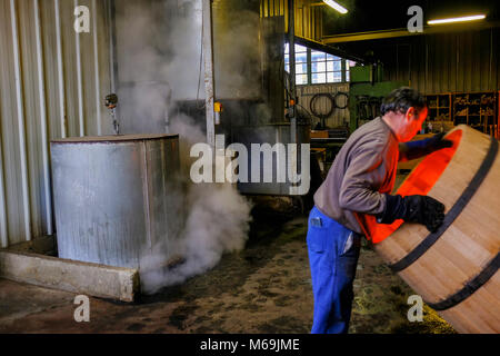 La Tonnellerie de l'Adour, Plaisance. Lavorando sulla masterizzazione di barili al barileria. Canna per la produzione di armagnac. Le Gers Reparto, Nuova Aquitaine, Foto Stock