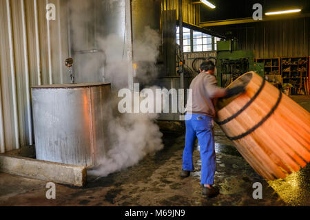 La Tonnellerie de l'Adour, Plaisance. Lavorando sulla masterizzazione di barili al barileria. Canna per la produzione di armagnac. Le Gers Reparto, Nuova Aquitaine, Foto Stock