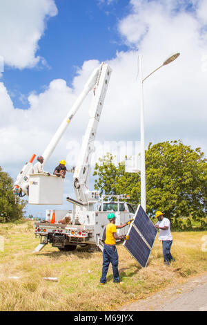 Strada luce solare installazione in Antigua Foto Stock