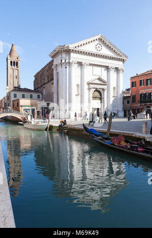 La chiesa di San Barnaba e la sua torre campanaria sul Campo San Barnaba, , Dorsoduro, Venezia, Italia riflette in Rio de San Barnaba su una soleggiata giornata invernale Foto Stock