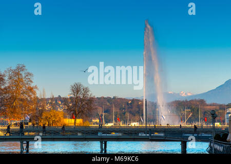 Famosa Fontana al lago Leman chiamato Jet d'Eau. La città vecchia, centro storico. Genève Suisse. Ginevra. La Svizzera in Europa Foto Stock