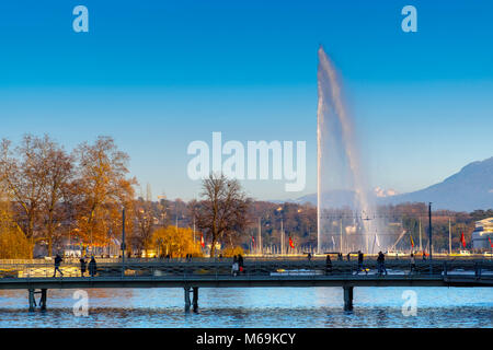 Famosa Fontana al lago Leman chiamato Jet d'Eau. La città vecchia, centro storico. Genève Suisse. Ginevra. La Svizzera in Europa Foto Stock