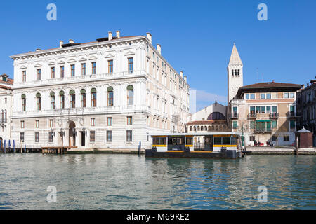 Campo San Samuele , Chiesa di San Samuele e Palazzo Grassi, Grand Canal, San Marco, Venezia, Italia con il San Samuele, fermata del vaporetto in avanti Foto Stock