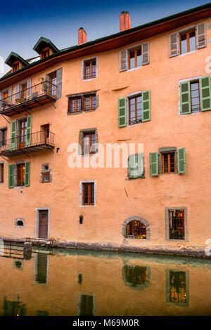 Il vecchio edificio. Canal de Thiou,Annecy città vecchia. Annecy, Francia, Haute-Savoie, Rhone-Alpes, Europa Foto Stock