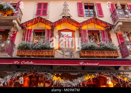 Decorazione di natale di un ristorante Chamonix Mont Blanc, Auvergne-Rhône-Alpes, dipartimento dell'Alta Savoia. Francia Europa Foto Stock