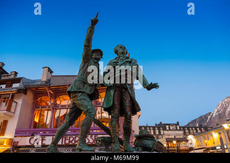 Statua in onore di Balmat e Paccard, prima salita al Mont Blanc. Chamonix Mont Blanc, Auvergne-Rhône-Alpes, dipartimento dell'Alta Savoia. Francia Europa Foto Stock