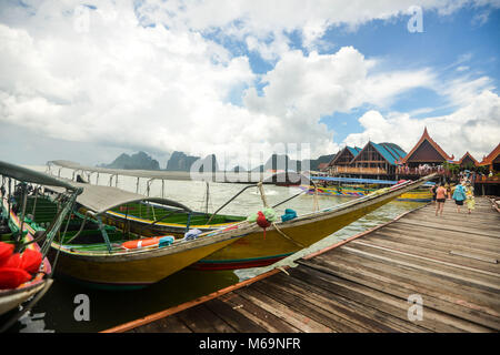 Koh Panyee insediamento costruito su palafitte di Phang Nga Bay, Thailandia Foto Stock