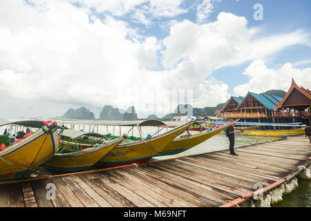 Koh Panyee insediamento costruito su palafitte di Phang Nga Bay, Thailandia Foto Stock