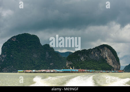 Koh Panyee insediamento costruito su palafitte di Phang Nga Bay, Thailandia Foto Stock