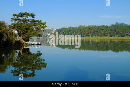 Splendidi paesaggi di Da Lat Città al mattino, pino e piccolo ponte riflettere sull'acqua, scenario in verde, calmo e romantico destinazione per i viaggi Foto Stock