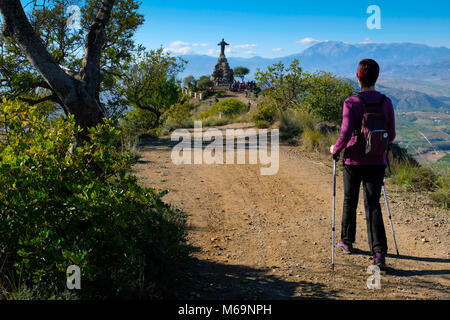 La donna gli escursionisti a piedi su un percorso attraverso la natura. Malaga, Malaga. Andalusia Spagna. Europa Foto Stock