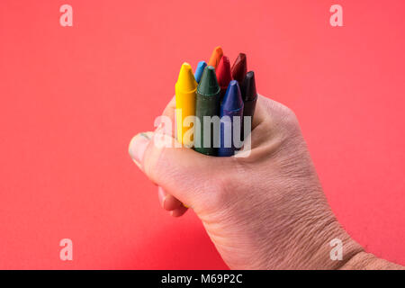 Alcuni colori pastelli a cera sul lato Foto Stock