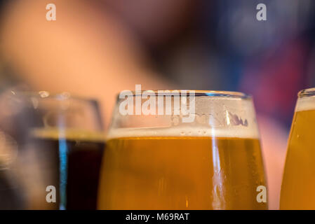 Macro closeup di birra campioni di volo sul tavolo con colorate al di fuori della messa a fuoco lo sfondo Foto Stock