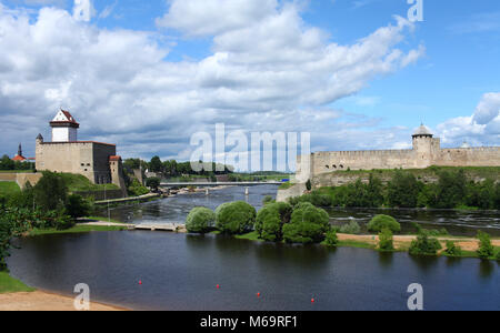 Fortezza di Narva e Ivangorod Fortress sul confine dell Estonia e della Russia Foto Stock