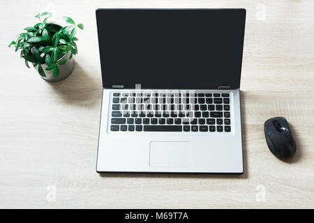 Aprire il portatile su office desk in legno tavolo. Vista da sopra con copia spazio. Foto Stock