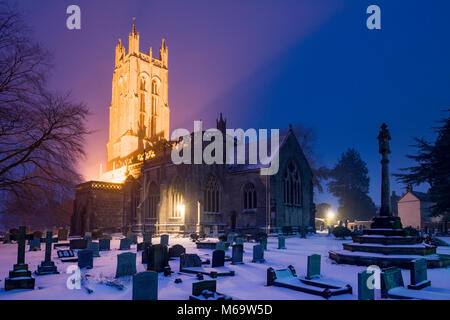 La quattrocentesca chiesa di Tutti i Santi nel villaggio di Wrington circondato dalla neve al crepuscolo, North Somerset, Inghilterra. Foto Stock