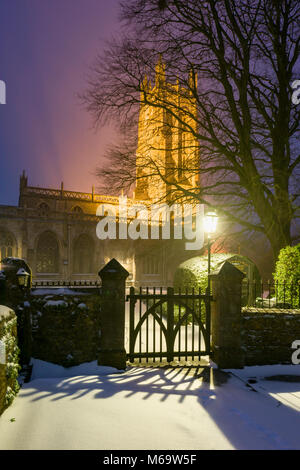 La quattrocentesca chiesa di Tutti i Santi nel villaggio di Wrington circondato dalla neve al crepuscolo, North Somerset, Inghilterra. Foto Stock