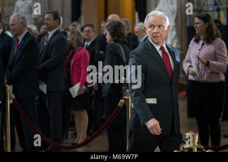 Washington, Stati Uniti d'America. 28 Feb, 2018. Stati Uniti Procuratore Generale sessioni di Jeff lascia una cerimonia per onorare il Reverendo Billy Graham in Campidoglio di Washington il 28 febbraio 2018. Credito: Erin Schaff/Piscina via CNP - nessun filo servizio · Credito: Erin Schaff/consolidato Notizie Foto/Erin Schaff - Piscina via CNP/dpa/Alamy Live News Foto Stock