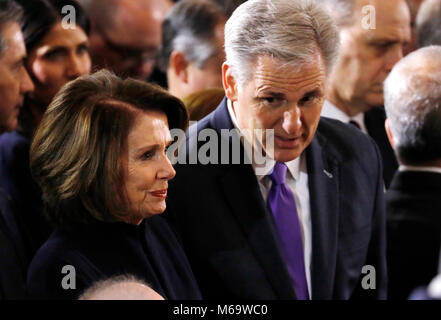 Washington, Stati Uniti d'America. 28 Feb, 2018. Stati Uniti Casa maggioranza leader Kevin McCarthy (Repubblicano della California), destra, parla con noi House Leader della minoranza Nancy Pelosi (Democratico della California), sinistra, come essi aspettano l'inizio come il compianto evangelista Billy Graham si trova in onore nella Rotunda di U.S. Capitol in Washington, Stati Uniti Febbraio 28, 2018. Credito: Aaron P. Bernstein/Piscina via CNP - nessun filo servizio · Credito: Aaron P. Bernstein/consolidato Notizie Foto/Aaron P. Bernstein - Piscina via CNP/dpa/Alamy Live News Foto Stock