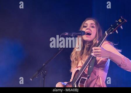 Londra, Regno Unito. 1 Marzo, 2018. Johanna Soderberg del Kit di primo soccorso performing live sul palco del Roundhouse di Londra a sostegno del loro nuovo album rovine. Foto Data: giovedì, 1 marzo 2018. Credito: Roger Garfield/Alamy Live News Foto Stock