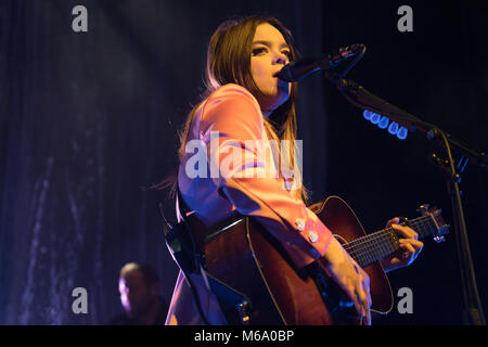 Londra, Regno Unito. 1 Marzo, 2018. Klara Soderberg del Kit di primo soccorso performing live sul palco del Roundhouse di Londra a sostegno del loro nuovo album rovine. Foto Data: giovedì, 1 marzo 2018. Credito: Roger Garfield/Alamy Live News Foto Stock