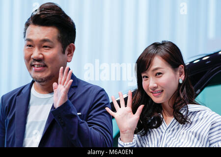 Yokohama, Giappone. 28 Feb, 2018. Comico giapponese Toshifumi Fujimoto (L) e attrice giapponese Miki Fujimoto (R) partecipare a un evento di lancio di giapponese il gigante automobilistico Nissan Motor Co., Ltd.'s minivan 'Sserena e-Power' presso l'azienda showroom sede a Yokohama, a sud di Tokyo il mercoledì 28 febbraio, 2018. Serena e-Power ha un motore elettrico generato potenza motore unità e sarà in vendita in Giappone il 1 marzo. Credito: AFLO/Alamy Live News Foto Stock