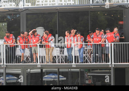 Adelaide, Australia. 2 Mar, 2018. Racing car sostenitori guardare dalle gabbie come grandi folle frequentare il giorno 2 di Adelaide 500 motorsport campionati in vertiginoso aumento temperature estive con molti spettatori in stand aperto indossare cuffie di protezione contro il suono fragoroso supercars motori: Credito amer ghazzal/Alamy Live News Foto Stock