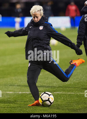 Columbus, Ohio, Stati Uniti d'America. 1 marzo 2018: USA AVANTI Megan Rapinoe (15) durante il warm up prima del loro match contro la Germania al SheBelieves Cup in Columbus, Ohio, Stati Uniti d'America. Brent Clark/Alamy Live News Foto Stock