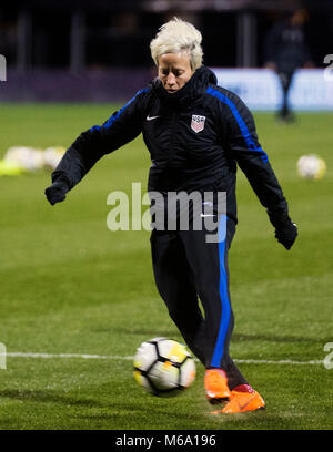 Columbus, Ohio, Stati Uniti d'America. 1 marzo 2018: USA AVANTI Megan Rapinoe (15) durante il warm up prima del loro match contro la Germania al SheBelieves Cup in Columbus, Ohio, Stati Uniti d'America. Brent Clark/Alamy Live News Foto Stock