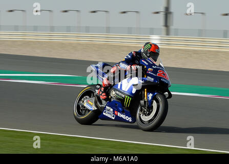 Doha in Qatar. 1 Mar, 2018. Lo spagnolo della MotoGP MAVERICK VINALES di Movistar Yamaha MotoGP in azione durante la prima giornata di test pre-stagione al Circuito Internazionale di Losail in Qatar, il 1 marzo 2018. Credito: Nikku/Xinhua/Alamy Live News Foto Stock