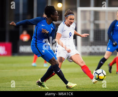 Columbus, Ohio, Stati Uniti d'America. 1 marzo 2018: Inghilterra avanti Jodie Taylor (9) combatte per la sfera contro la Francia in avanti Ouleymata Sarr (11) durante la loro corrispondenza alla SheBelieves Cup in Columbus, Ohio, Stati Uniti d'America. Brent Clark/Alamy Live News Foto Stock