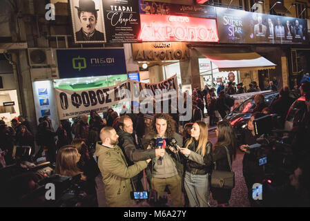 Atene, Grecia. 1 Mar, 2018. Attore greco Stamatakis Emmilianos, che interpreta il ruolo di Gesù nel film, rende dichiarazioni al di fuori del teatro.concentrazione degli attori del settore della cultura, al di fuori del Teatro dell'Acropoli, a sostenere gli attori del gioco ''Gesù Cristo Superstar'', in termini di pressioni create contro di loro.Il Metropolit di Citera si citano in giudizio gli attori da Gesù Cristo Superstar show per i casi di blasfemia e per chiedere l'interruzione totale della loro attività come sostengono gli attori sono da una comunità hippie e lo spettacolo contiene ''˜una grave diffamazione della religione ortodossa Foto Stock