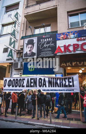 Atene, Grecia. 1 Mar, 2018. Concentrazione degli attori del settore della cultura, al di fuori del Teatro dell'Acropoli, a sostenere gli attori del gioco ''Gesù Cristo Superstar'', in termini di pressioni create contro di loro.Il Metropolit di Citera si citano in giudizio gli attori da Gesù Cristo Superstar show per i casi di blasfemia e per chiedere l'interruzione totale della loro attività come sostengono gli attori sono da una comunità hippie e lo spettacolo contiene ''˜una grave diffamazione della religione ortodossa e di estrema bestemmia" si dice. Credito: Evangeliou  4 .jpg/SOPA Immagini/ZUMA filo/Alamy Live News Foto Stock