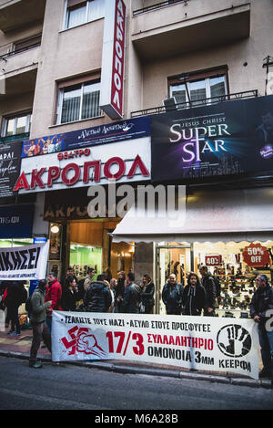 Atene, Grecia. 1 Mar, 2018. Concentrazione degli attori del settore della cultura, al di fuori del Teatro dell'Acropoli, a sostenere gli attori del gioco ''Gesù Cristo Superstar'', in termini di pressioni create contro di loro.Il Metropolit di Citera si citano in giudizio gli attori da Gesù Cristo Superstar show per i casi di blasfemia e per chiedere l'interruzione totale della loro attività come sostengono gli attori sono da una comunità hippie e lo spettacolo contiene ''˜una grave diffamazione della religione ortodossa e di estrema bestemmia" si dice. Credito: Evangeliou  1 .jpg/SOPA Immagini/ZUMA filo/Alamy Live News Foto Stock