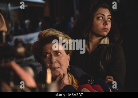 Atene, Grecia. 1 Mar, 2018. L'attrice greca Vasia Triffyli, rende dichiarazioni al di fuori del teatro. Concentrazione degli attori del settore della cultura, al di fuori del Teatro dell'Acropoli, a sostenere gli attori del gioco ''Gesù Cristo Superstar'', in termini di pressioni create contro di loro.Il Metropolit di Citera si citano in giudizio gli attori da Gesù Cristo Superstar show per i casi di blasfemia e per chiedere l'interruzione totale della loro attività come sostengono gli attori sono da una comunità hippie e lo spettacolo contiene ''˜una grave diffamazione della religione ortodossa e di estrema bestemmia essi Foto Stock