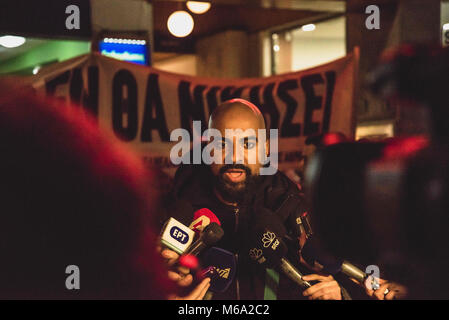 Atene, Grecia. 1 Mar, 2018. Isaia Matiaba, che interpreta il ruolo di Giuda in mostra, rende dichiarazioni al di fuori del teatro.concentrazione degli attori del settore della cultura, al di fuori del Teatro dell'Acropoli, a sostenere gli attori del gioco ''Gesù Cristo Superstar'', in termini di pressioni create contro di loro.Il Metropolit di Citera si citano in giudizio gli attori da Gesù Cristo Superstar show per i casi di blasfemia e per chiedere l'interruzione totale della loro attività come sostengono gli attori sono da una comunità hippie e lo spettacolo contiene ''˜una grave diffamazione della religione ortodossa e blasphe estreme Foto Stock