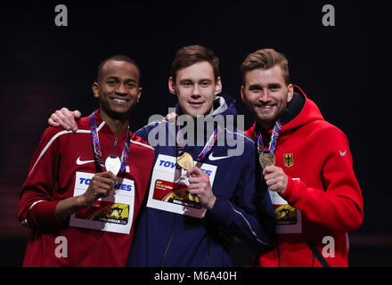 Londra, Regno Unito. 1 Mar, 2018. Medaglia d'oro autorizzato atleta neutrale Danil Lysenko (C) pone con medaglia d'argento Mutaz Essa Barshim (L) del Qatar e medaglia di bronzo Mateusz Przybylko di Germania sul podio durante la cerimonia di premiazione per gli uomini salto in alto finale della IAAF Campionati mondiali Indoor Arena a Birmingham in Birmingham, Gran Bretagna il 1 marzo 2018. Credito: Han Yan/Xinhua/Alamy Live News Foto Stock