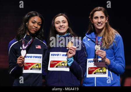 Londra, Regno Unito. 1 Mar, 2018. Medaglia d'oro autorizzato atleta neutrale Mariya Lasitskene (C) posa con la medaglia di argento di Vashti Cunningham (L) degli Stati Uniti e medaglia di bronzo Alessia Trost dell Italia durante la cerimonia di premiazione per le donne salto in alto evento della IAAF Campionati mondiali Indoor Arena a Birmingham in Birmingham, Gran Bretagna il 1 marzo 2018. Credito: Han Yan/Xinhua/Alamy Live News Foto Stock